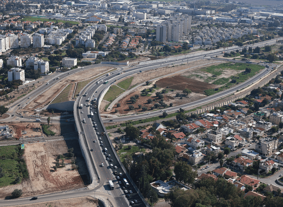 כביש 44 – כבישים עם בניינים מסביב